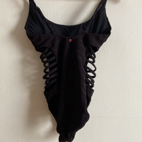 Red Carter Black Textured Cut Out One Piece Swimsuit - Picture 4 of 6